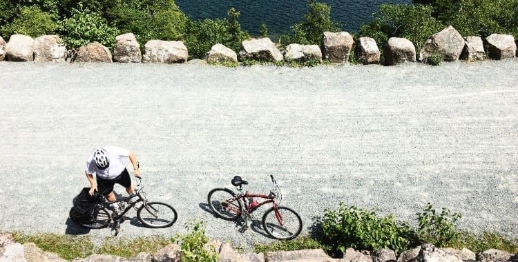 Una coppia di biciclette e un ciclista su una corsia