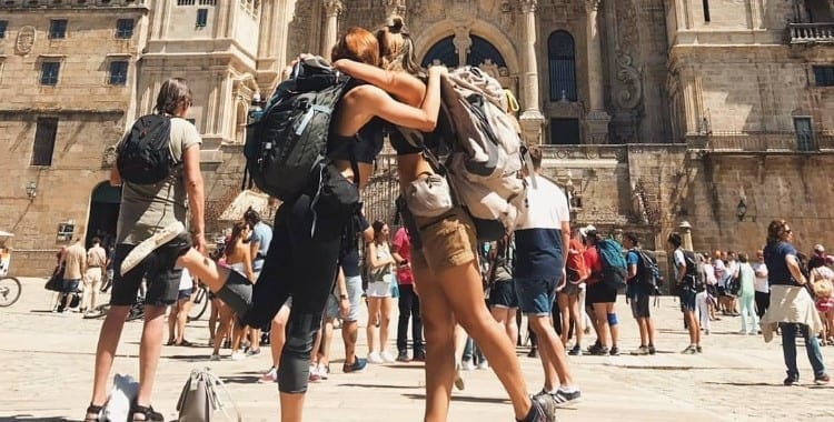 Dos peregrinas abrazándose en la plaza del Obradoiro