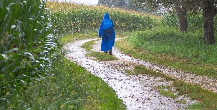 Un pellegrino che cammina sotto la pioggia