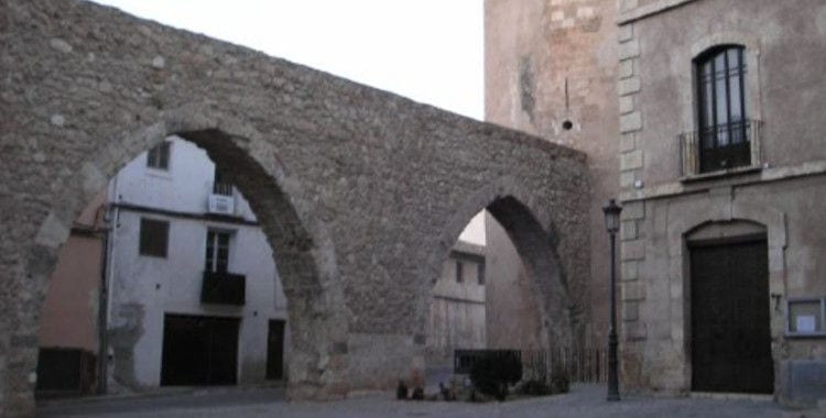 Aqueduct, towers and wall