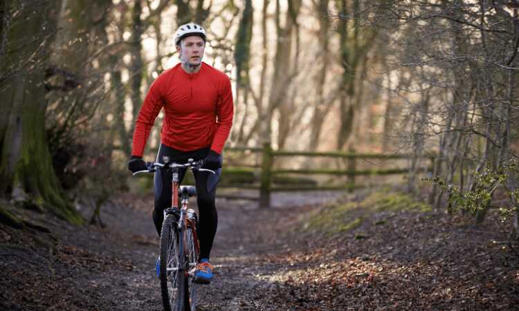 Un hombre montando en bici por el bosque