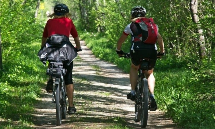 Dos peregrinas en bici por un sendero
