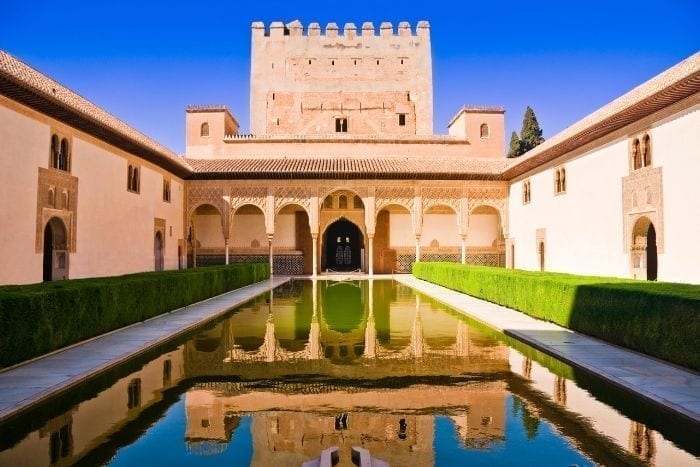 Il cortile dell'Alhambra a Granada