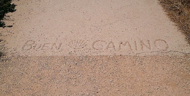 "Buen Camino" scritto sulla sabbia