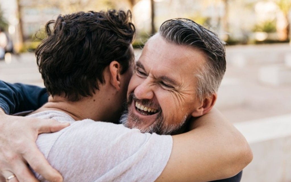 Un hombre abrazando a su padre