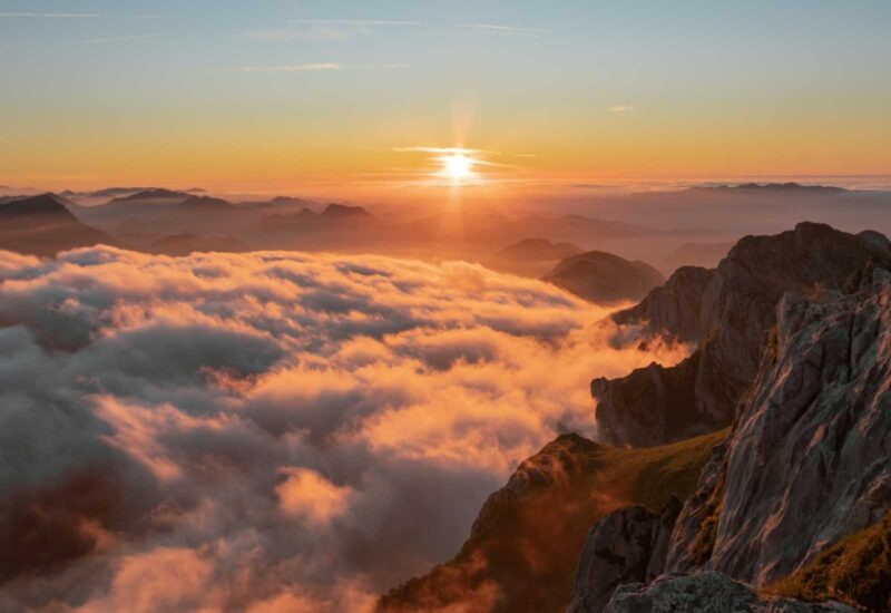 Los picos de Europa a través del Mirador de Ordiales próximo al Refugio Vegarredonda Asturias