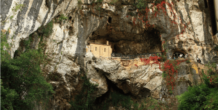 Santa Cueva del Santuario de Covadonga
