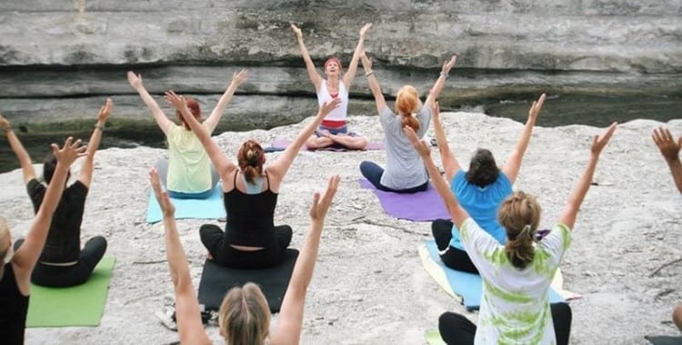 Gruppo di donne che fanno yoga all'aperto