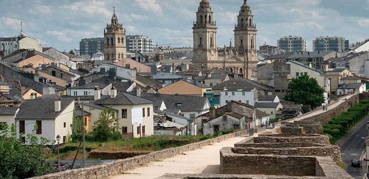 The wall and the Cathedral of Lugo