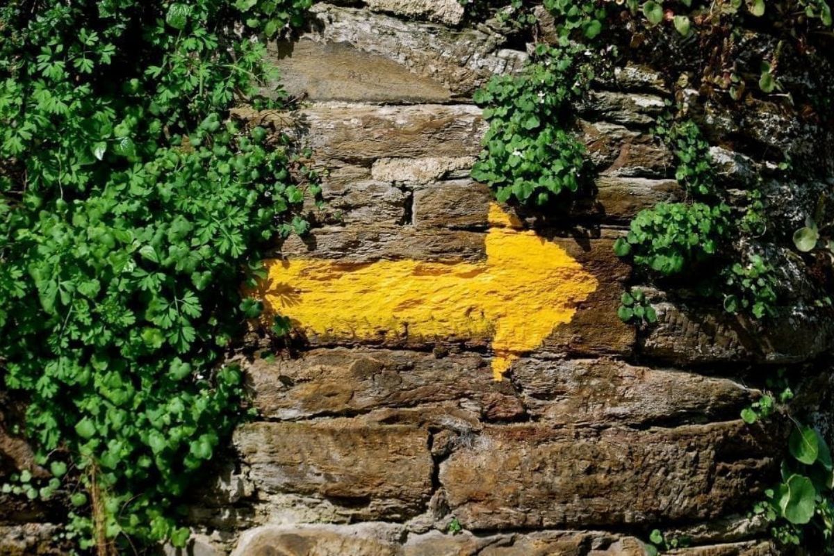 The yellow arrow, one of the most important symbols of the Camino