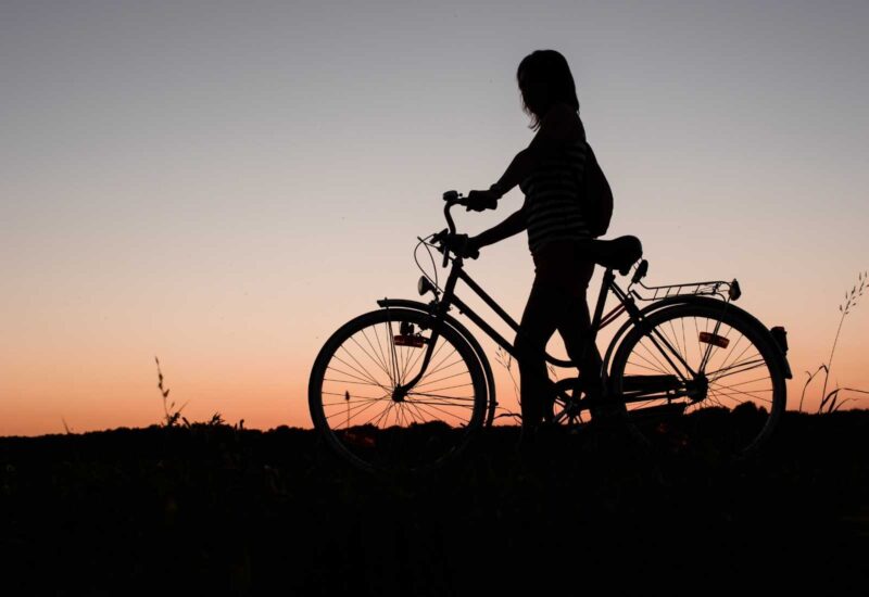 Silhouette di un pellegrino in bicicletta all'alba