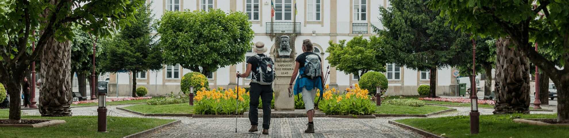 Dos peregrinos llegando a la Câmara Municipal de Albergaria-a-Velha