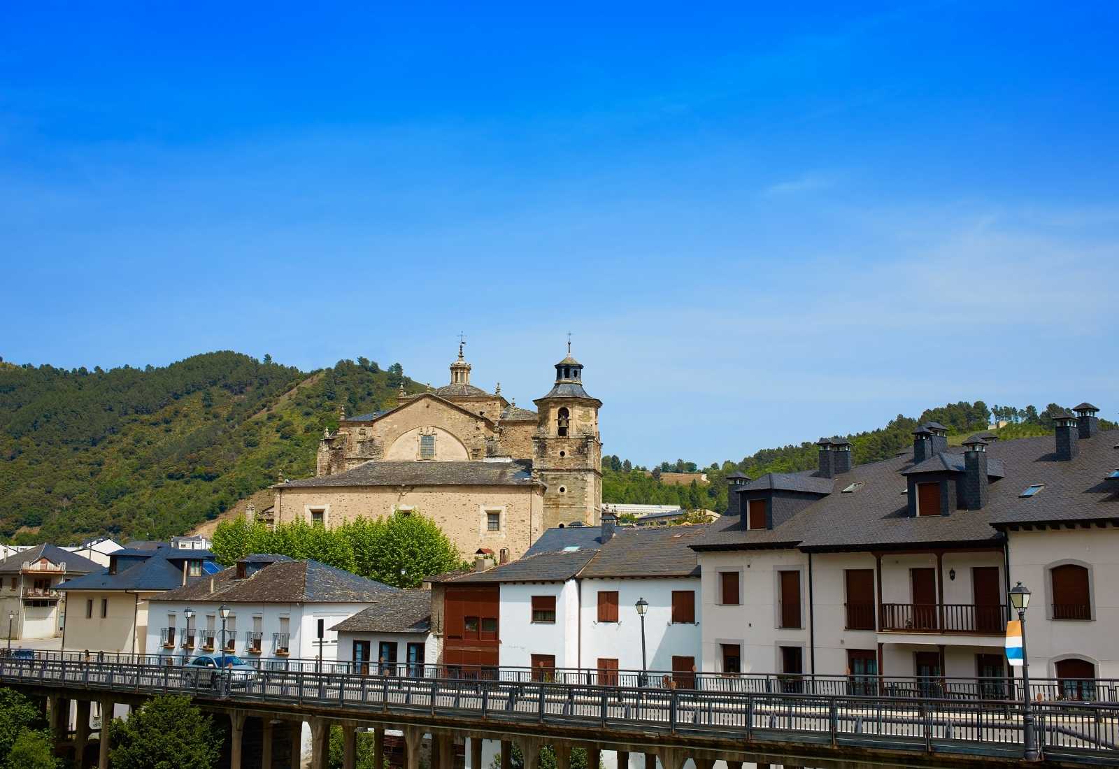 Vista de La Colegiata de Santa María del Cluniaco