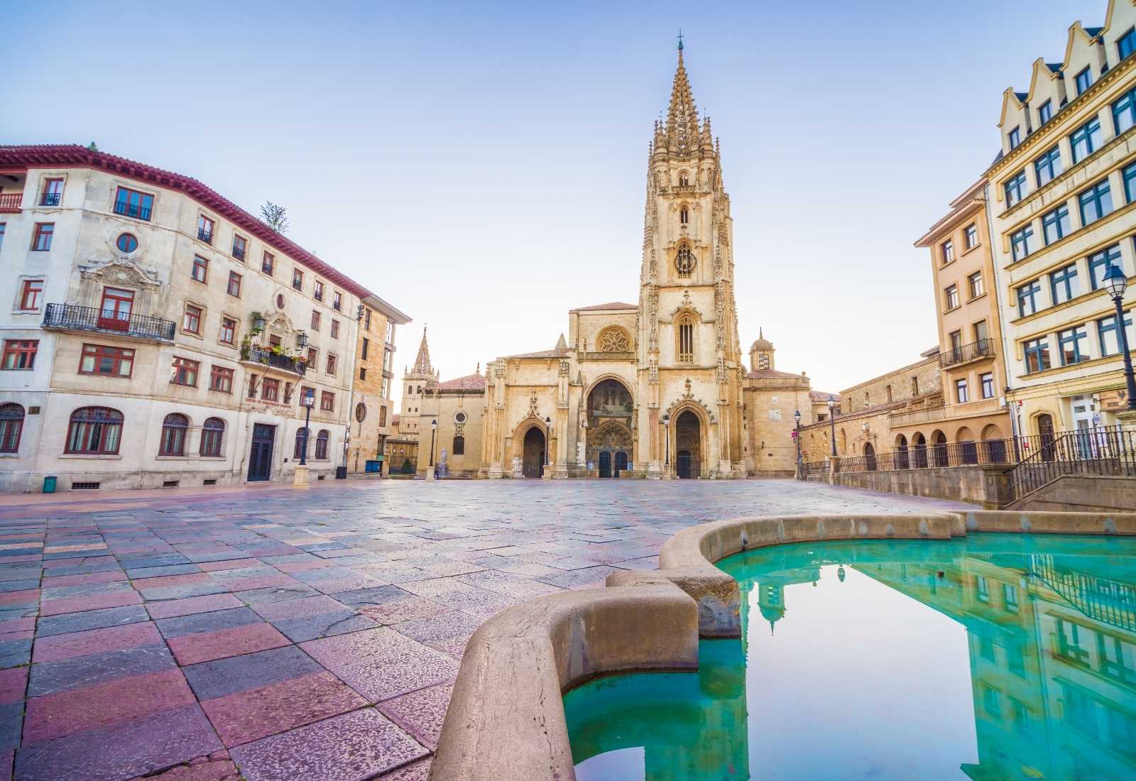 Catedral Metropolitana de El Salvador de Oviedo