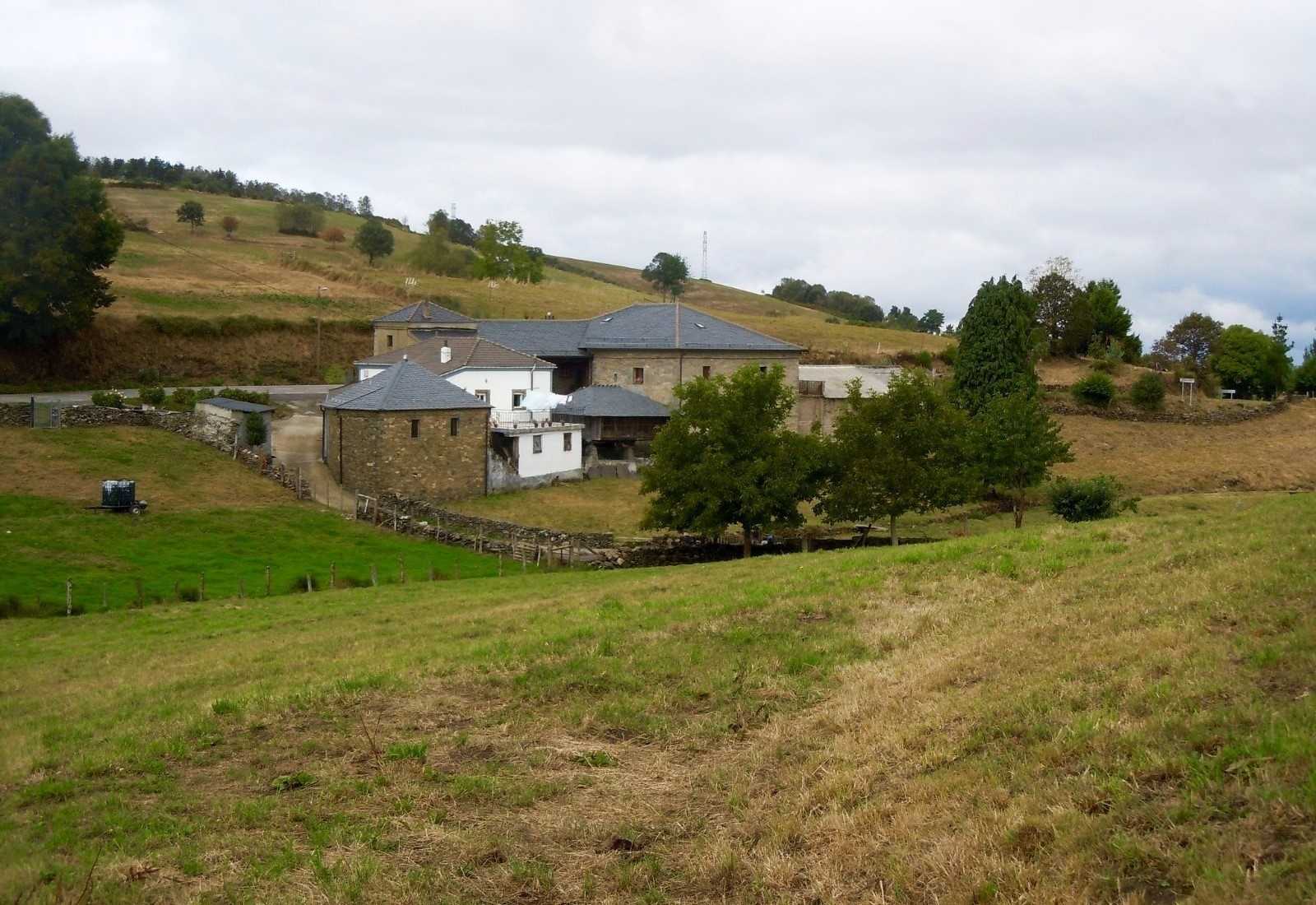 Un caserío en el campo asturiano