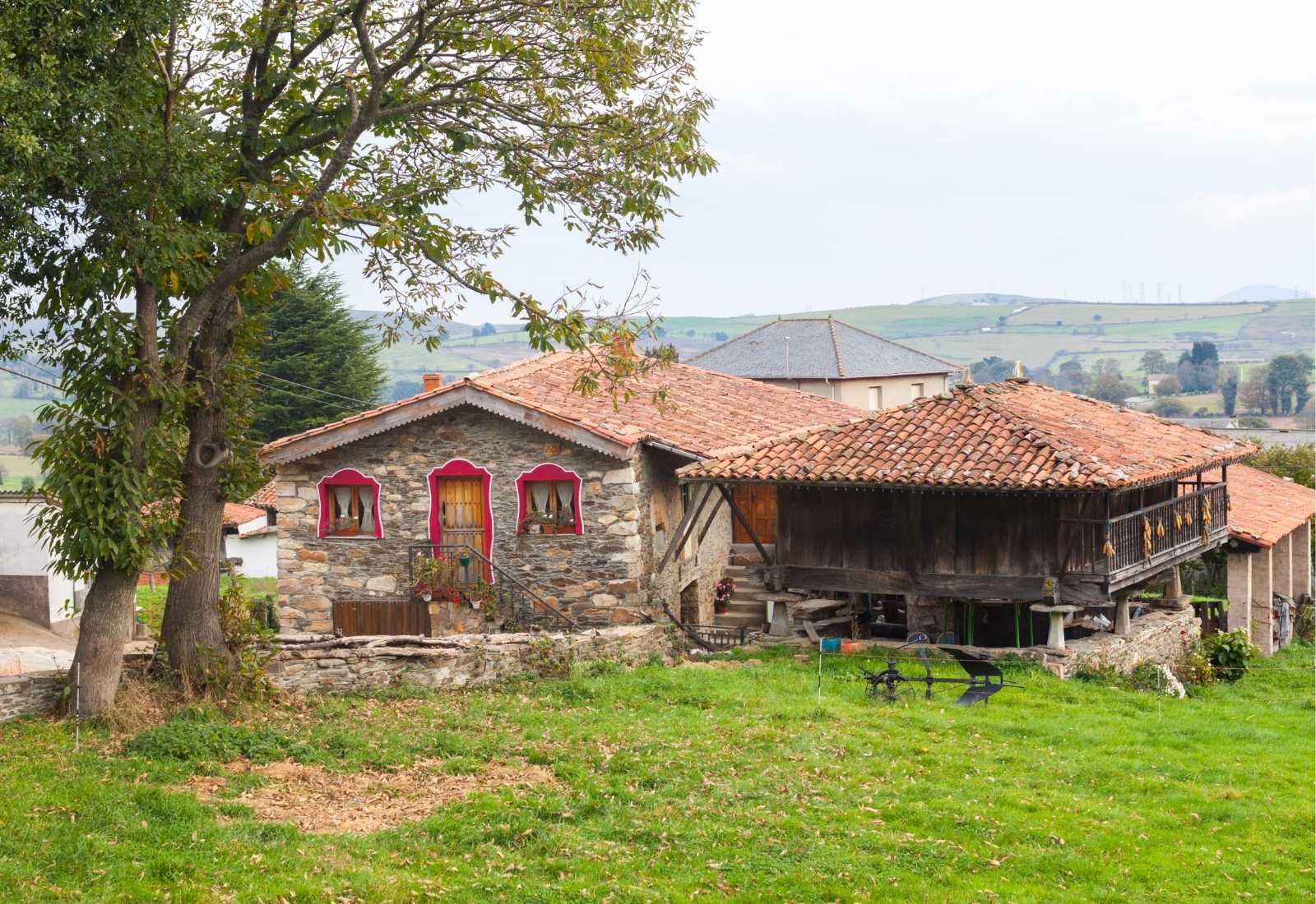 Casa de piedra junto a un hórreo asturiano