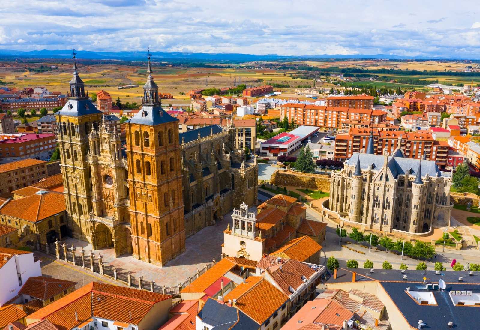 La Catedral de Santa María y el Palacio de Gaudí de Astorga
