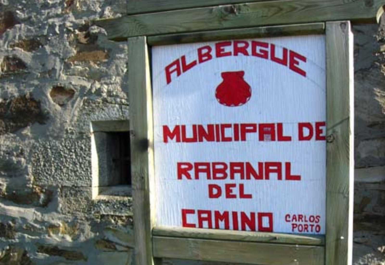 Cartel del Albergue Municipal de Rabanal del Camino