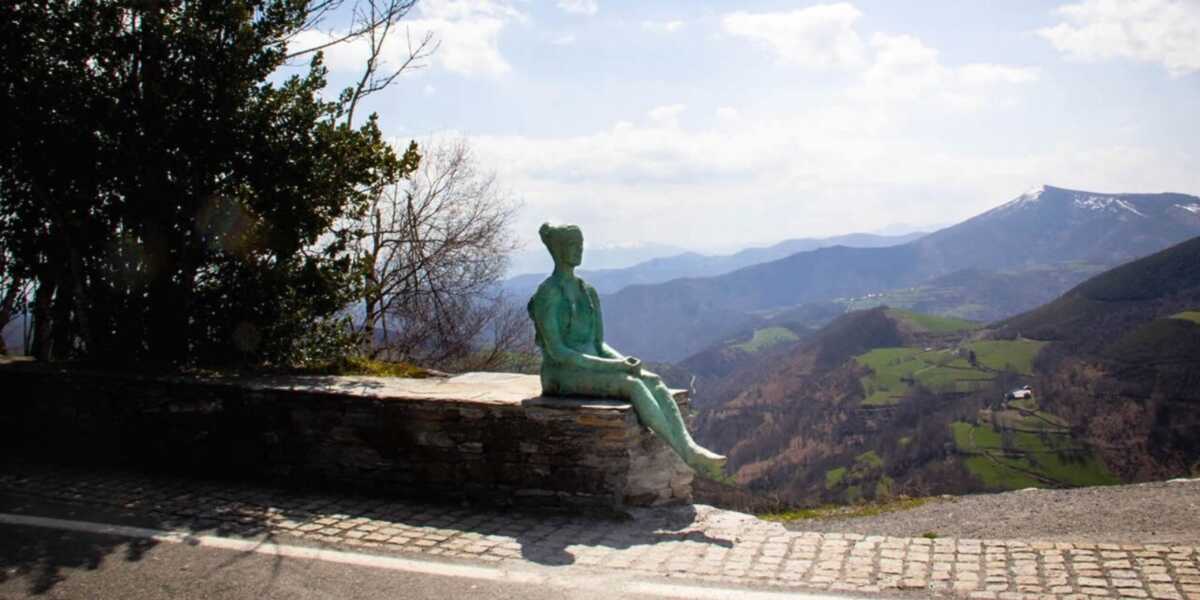 Sculpture Pilgrim woman O Cebreiro