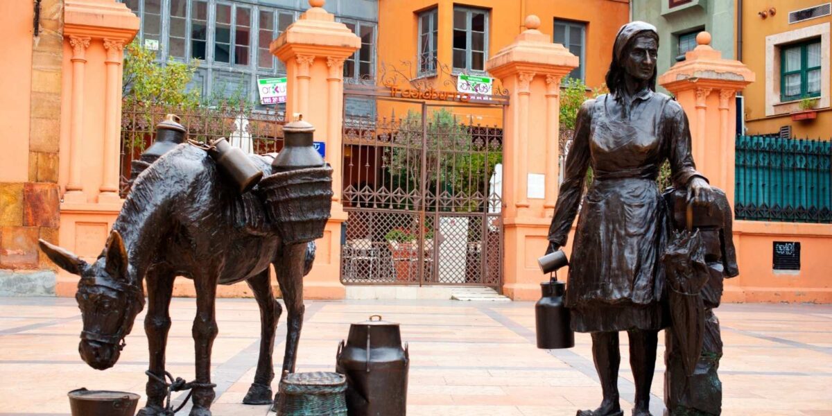 Piazza e statua della lattaia a Oviedo