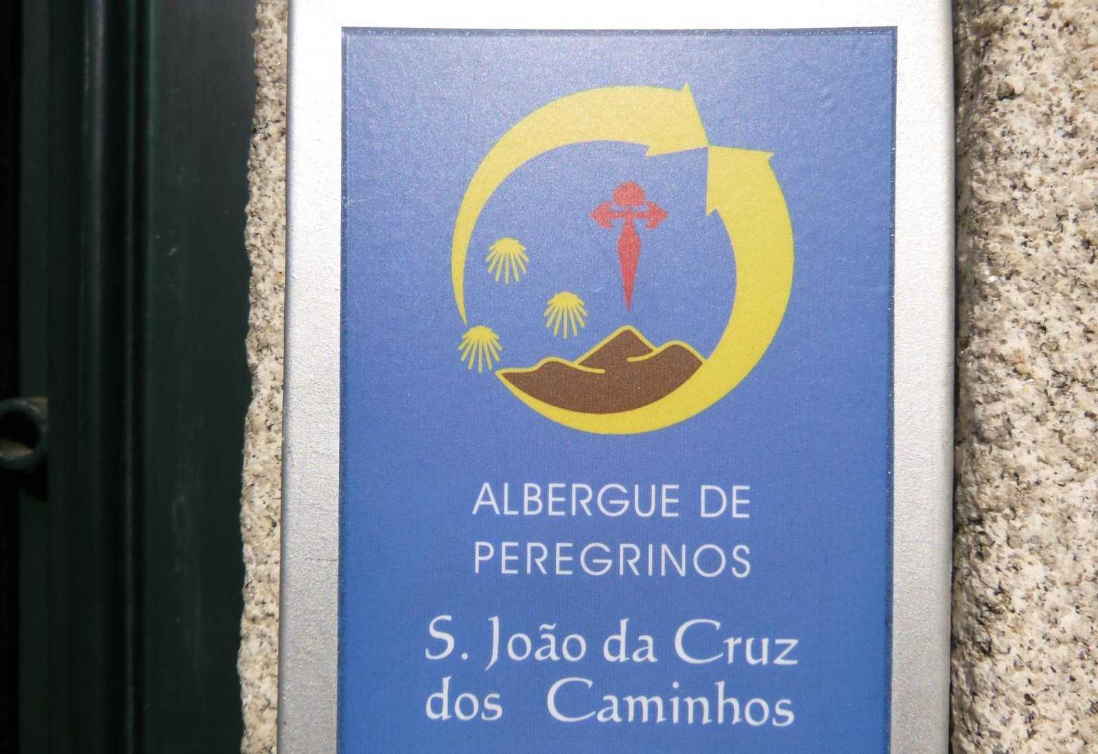 Letrero del Albergue de peregrinos São João da Cruz dos Caminhos