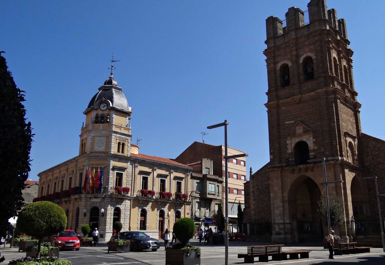 Ayuntamiento de La Bañeza junto a la iglesia