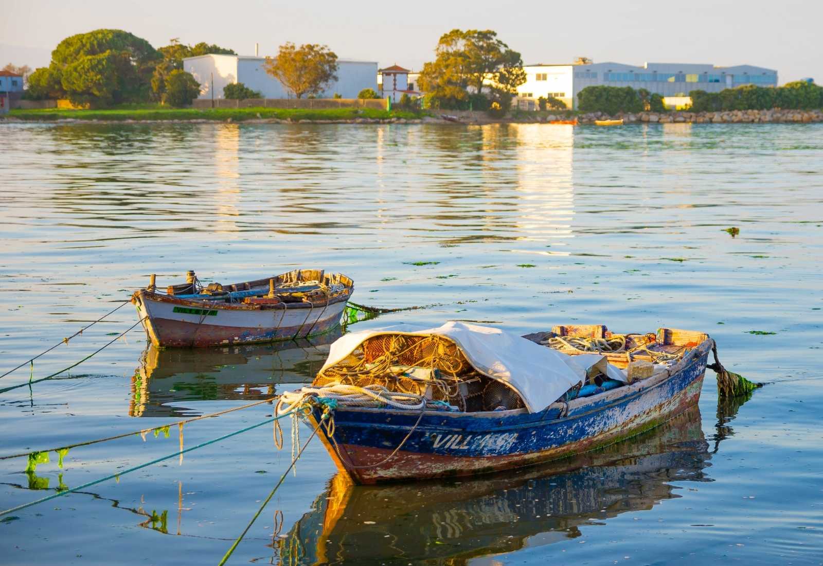 Dos barcas pesqueras en las Rías Baixas