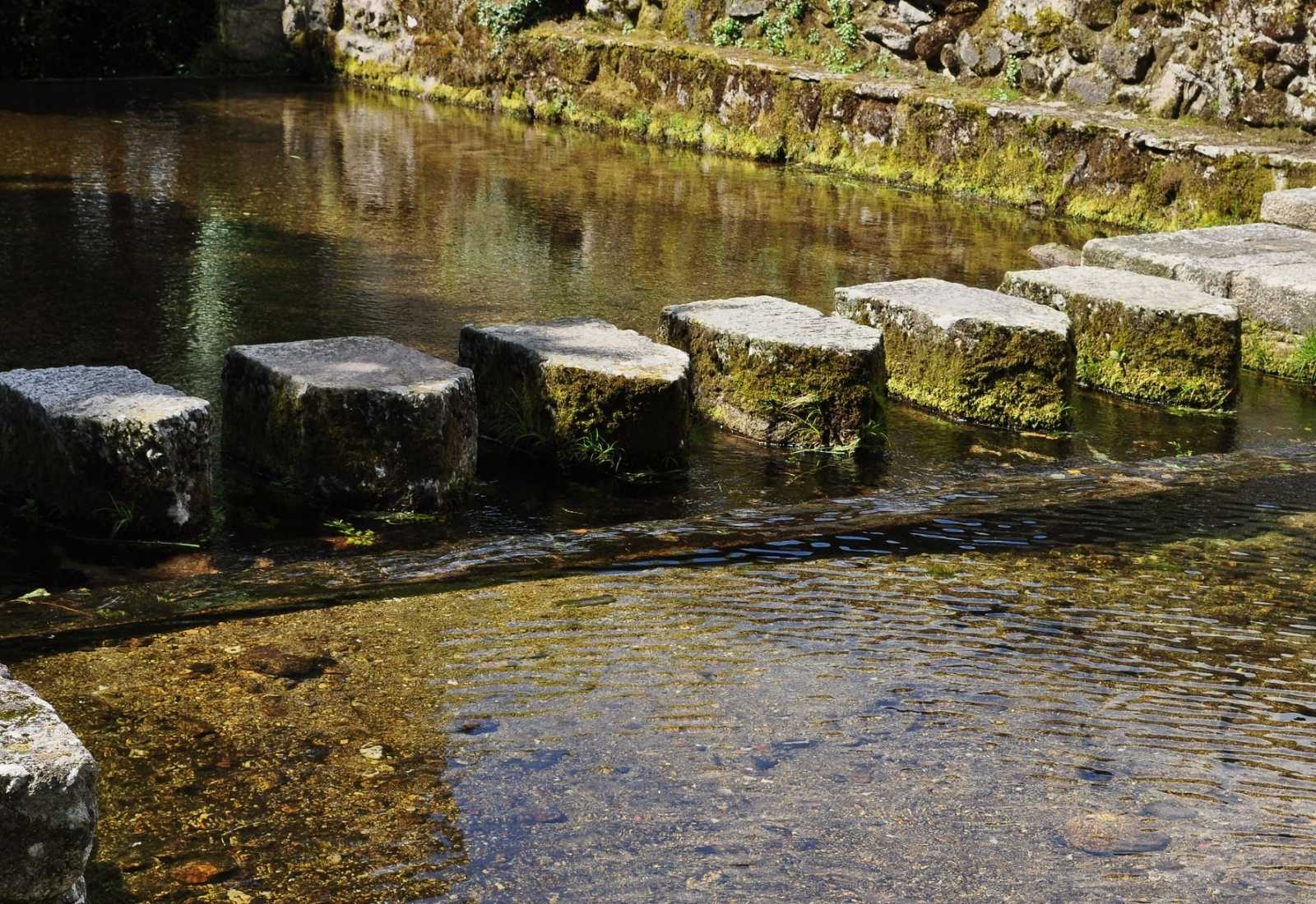 Paso de piedra sobre un río