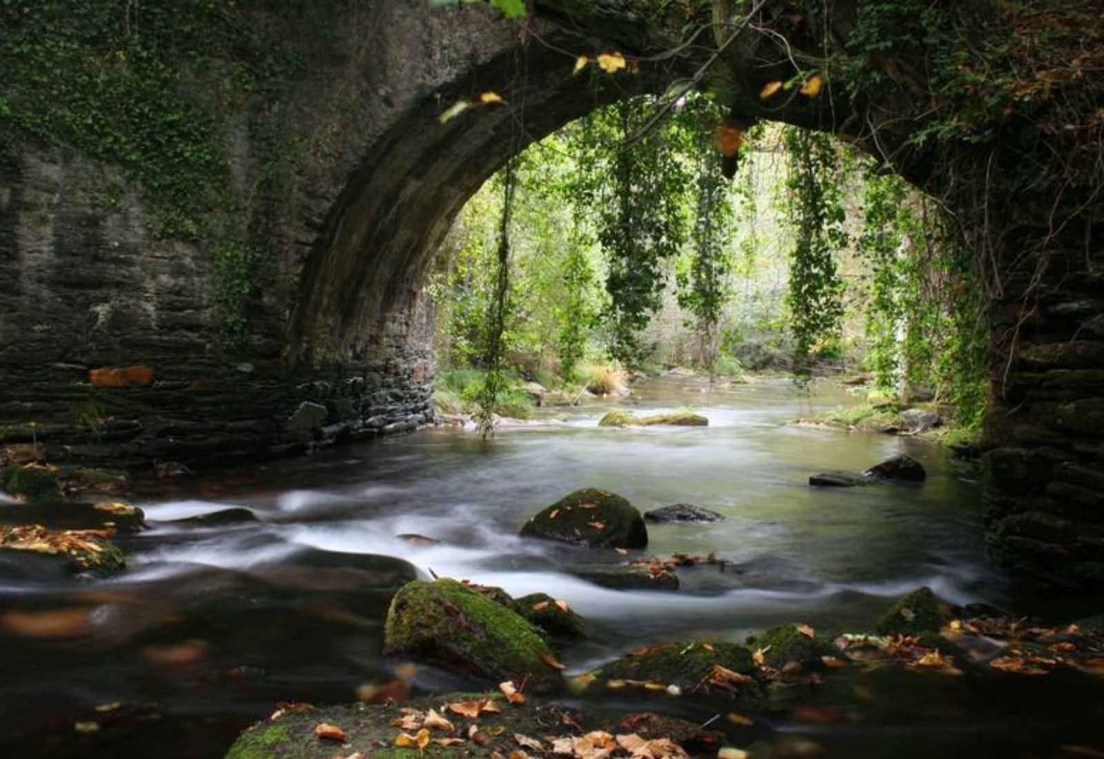 Puente de piedra sobre el río Sil