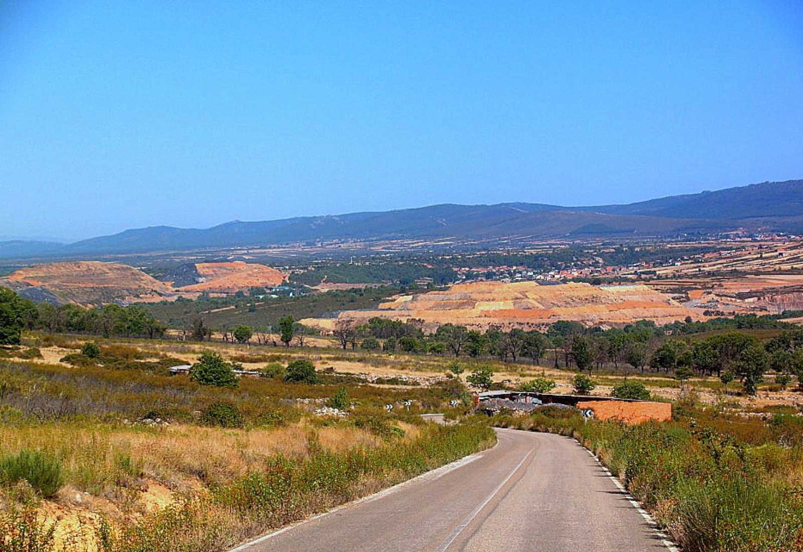 Una carretera por el campo de la meseta castellana