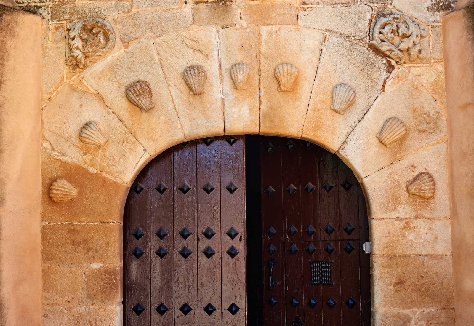 Portón del albergue de Villafranca de Barros