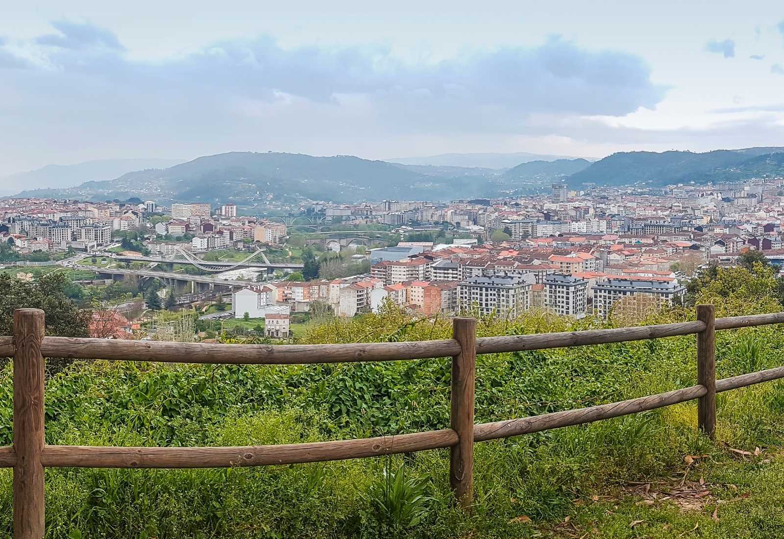 Vistas de Ourense desde un sendero vallado