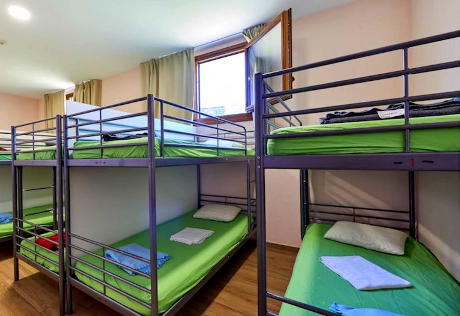 Dormitorio del Albergue de peregrinos Gernika Lumo Aterpetxea