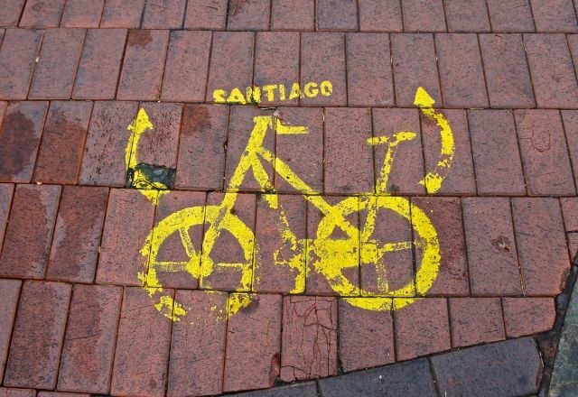 Bici pintada en el suelo en amarillo