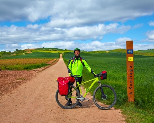 Un peregrino con su bici con alforjas en el Camino de Santiago