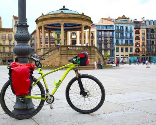 Una bici con alforjas en Pamplona