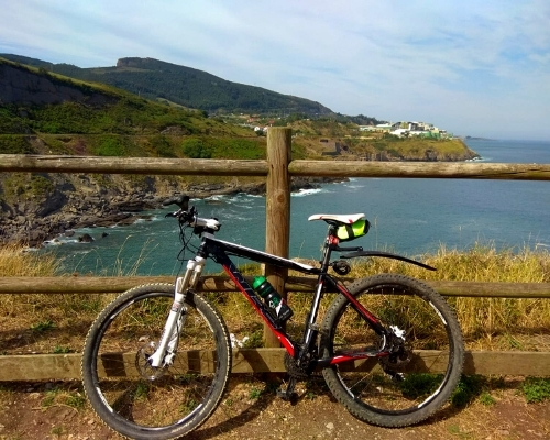 una bici en una valla de madera junto al mar