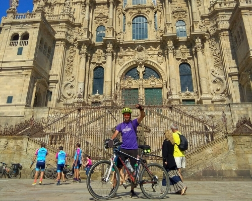 Un pèlerin à vélo sur la place de l'Obradoiro