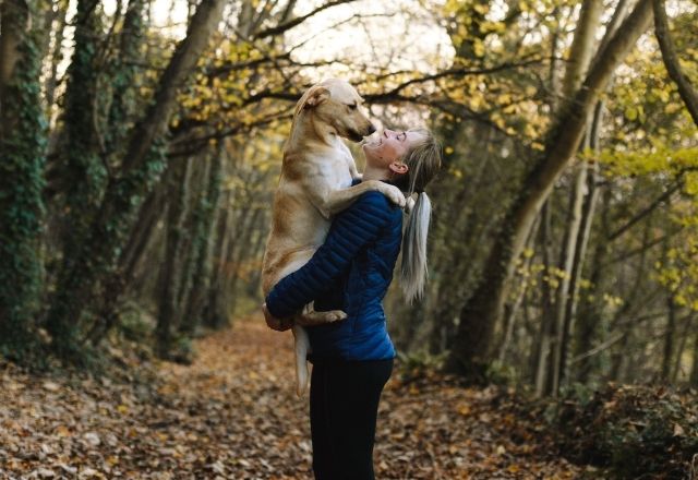 Una mujer abrazando a su perro