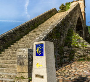 Escalera del puente de Portomarín