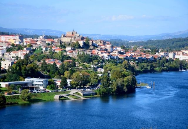 Il paesaggio di Tui da Valença do Minho, con il fiume Miño.