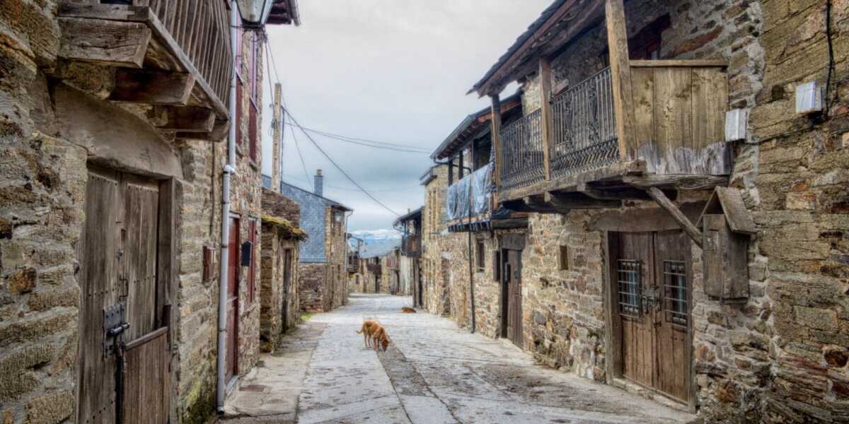 Passeggiata attraverso il villaggio - El Acebo