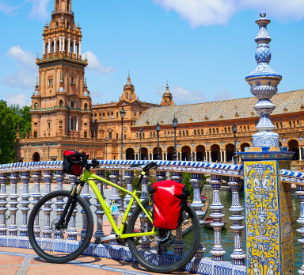 Una bici con alforjas en Plaza España