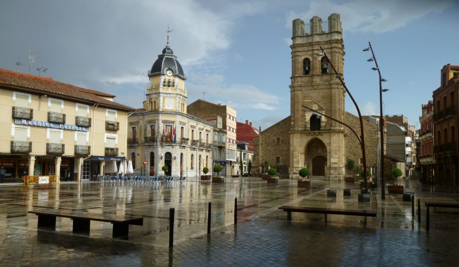 Iglesia de Santa María y Ayuntamiento de La Bañeza