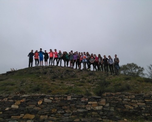 Un grupo de alumnos encima de una colina