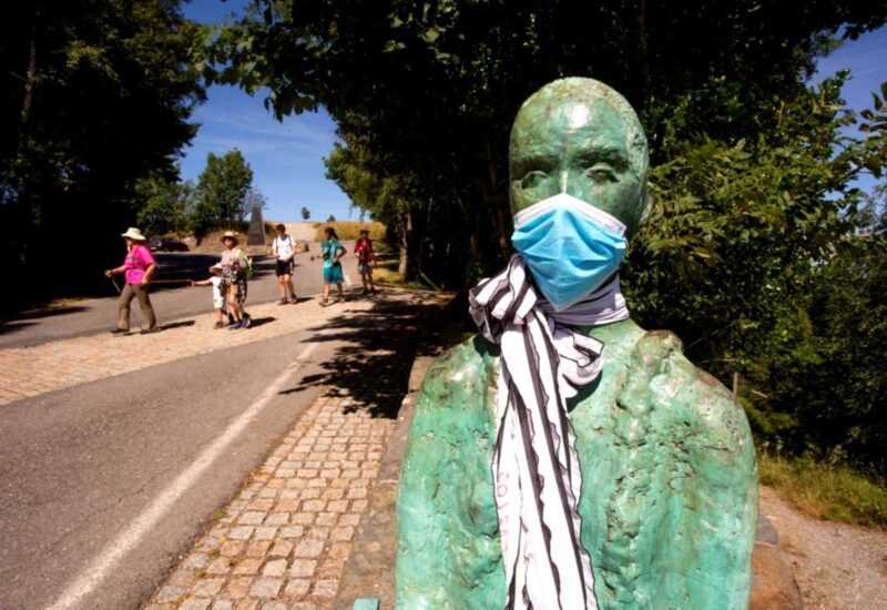 Statua sul Camino de Santiago con una maschera per il viso