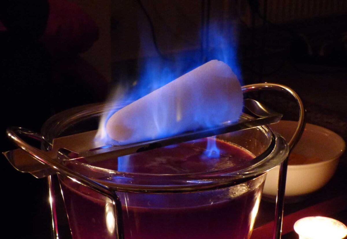 Le Feuerzangenbowle est une boisson d'origine germanique qui présente des similitudes avec la queimada galicienne, comme l'utilisation du feu