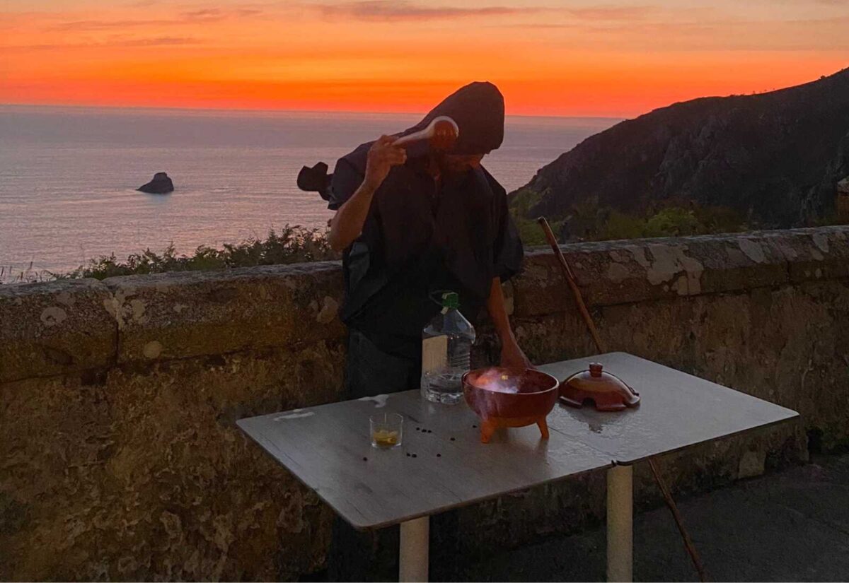 L'un de nos moniteurs de groupe organisant une queimada galicienne au cap Finisterre