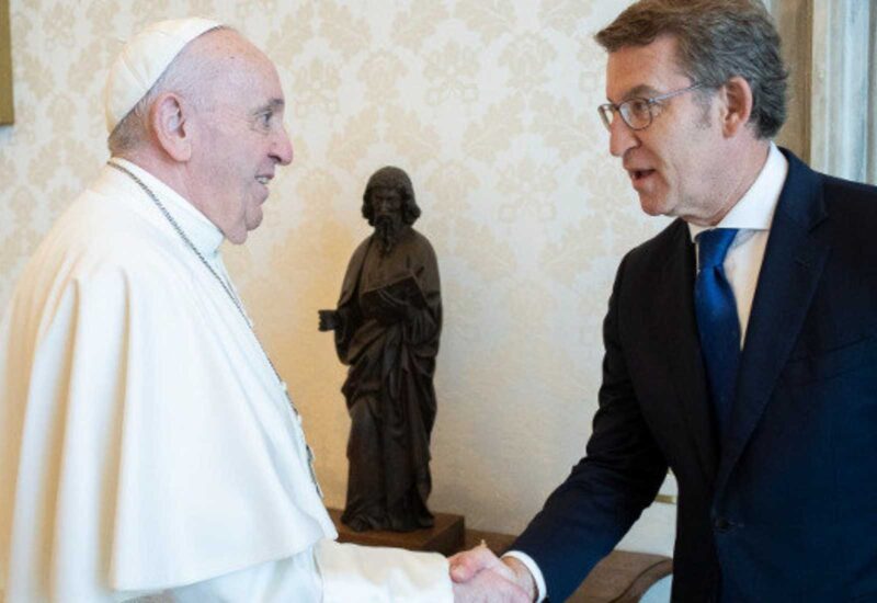 Nuñez Feijóo stringe la mano al Papa