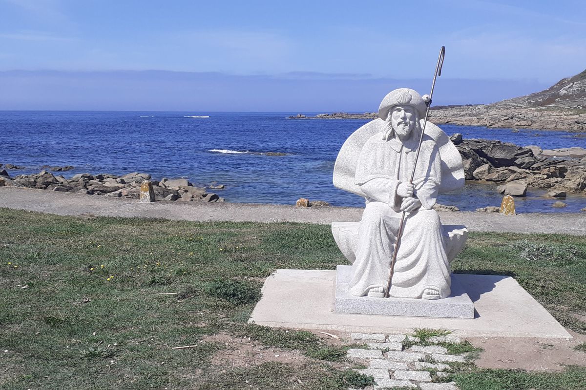 Statua di Santiago Pellegrino sul Cammino Portoghese della Costa